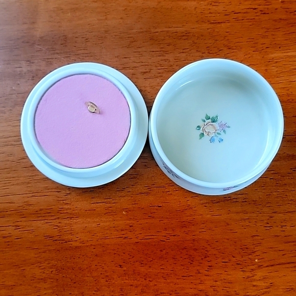 Collector Edition from Heritage House Music Box - Picture 3 of 5